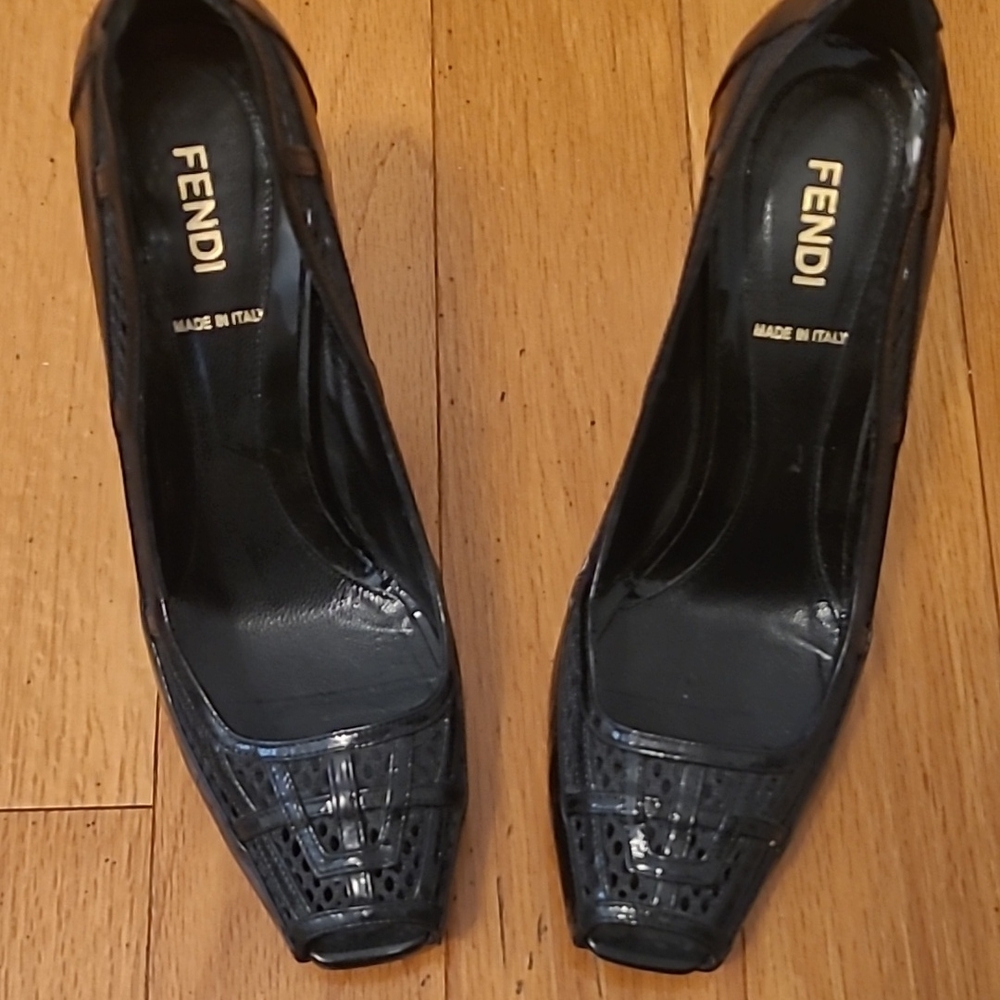Fendi Black Heels with Crocodile Texture and Pointed Toe
